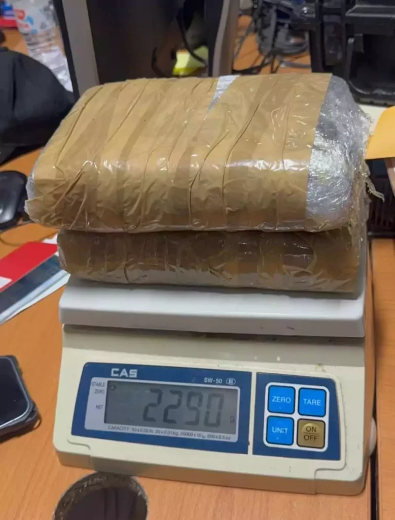 DNCD ocupa dos paquetes de presunta cocaína en el Aeropuerto de Las Américas
