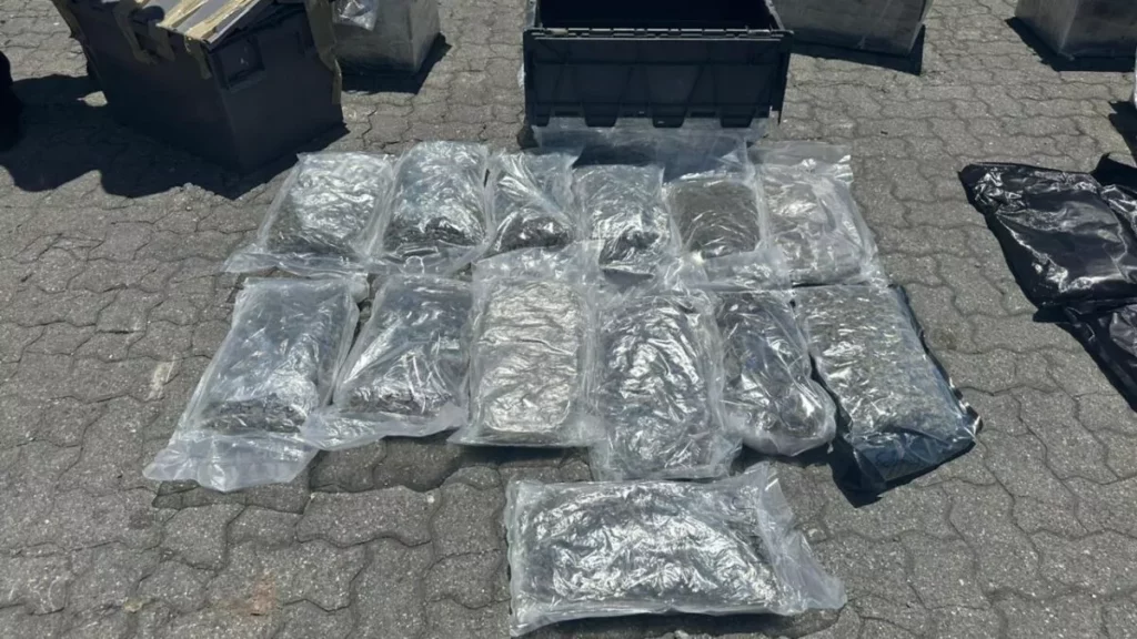 Droga estaba escondida entre comida enlatada y ropa usada