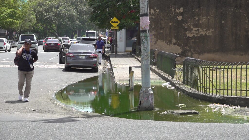 Peatones piden solución definitiva ante aguas negras y malos olores