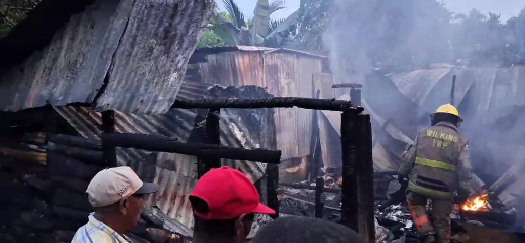 Incendio destruye vivienda en Sabana Grande de Boyá; familia pierde todas sus pertenencias