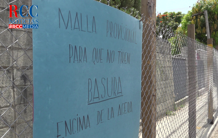 Comunitarios colocan mallas y letreros para frenar los vertederos improvisados