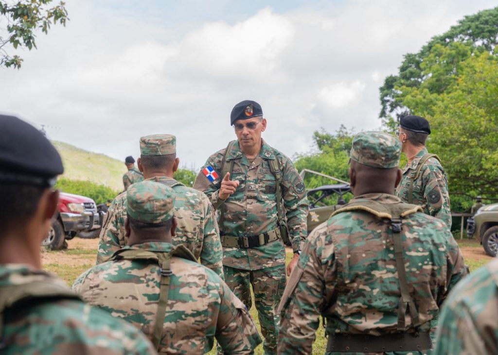 Recorrido incluyó destacamentos, puestos avanzados y zonas estratégicas