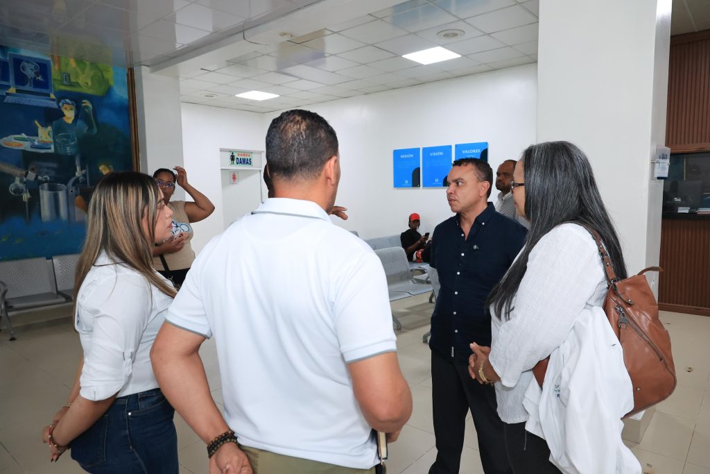 Landrón supervisa áreas asistenciales y administrativas del hospital