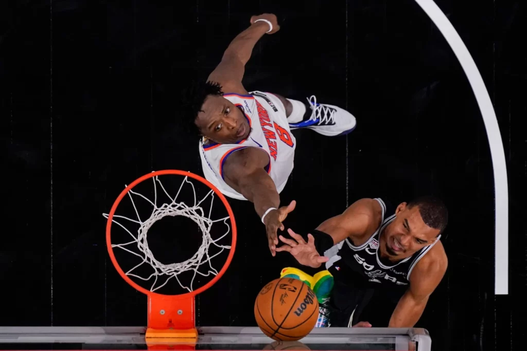 Nueva York extiende su racha y hace historia ante San Antonio