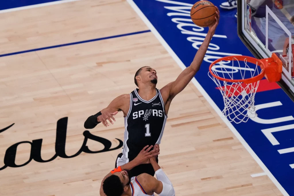 Wembanyama arrancó duro y puso a los Spurs en control