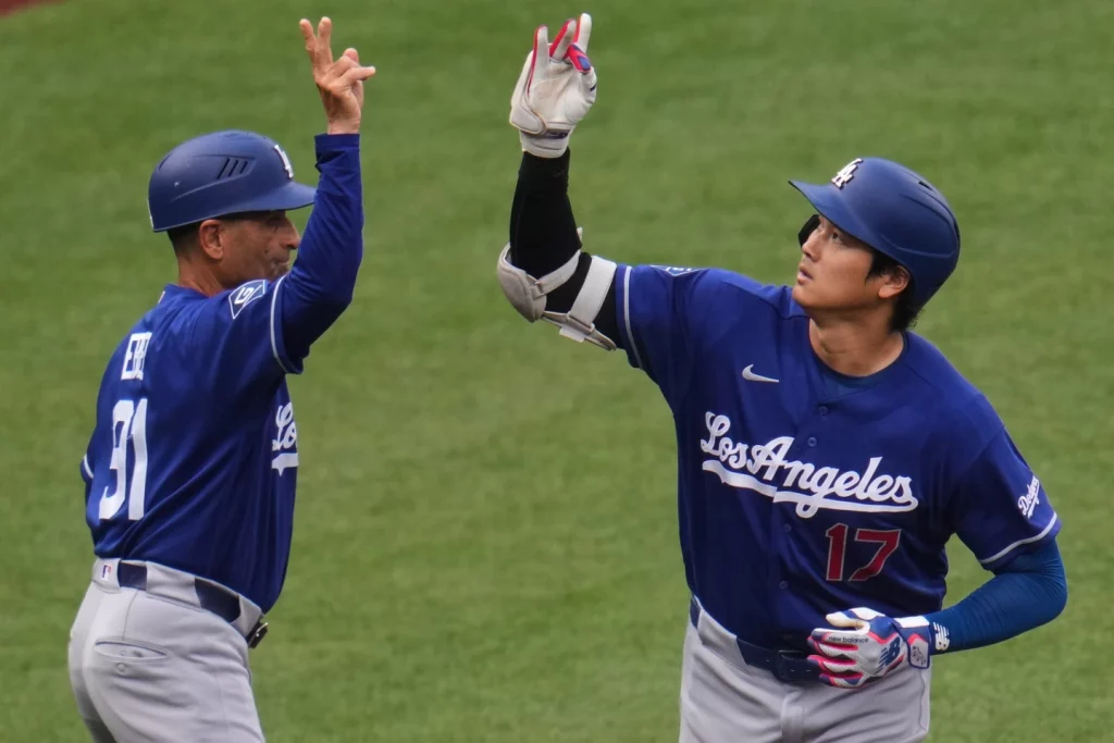 Ohtani sale por molestia en la rodilla tras jonronear en triunfo de Dodgers