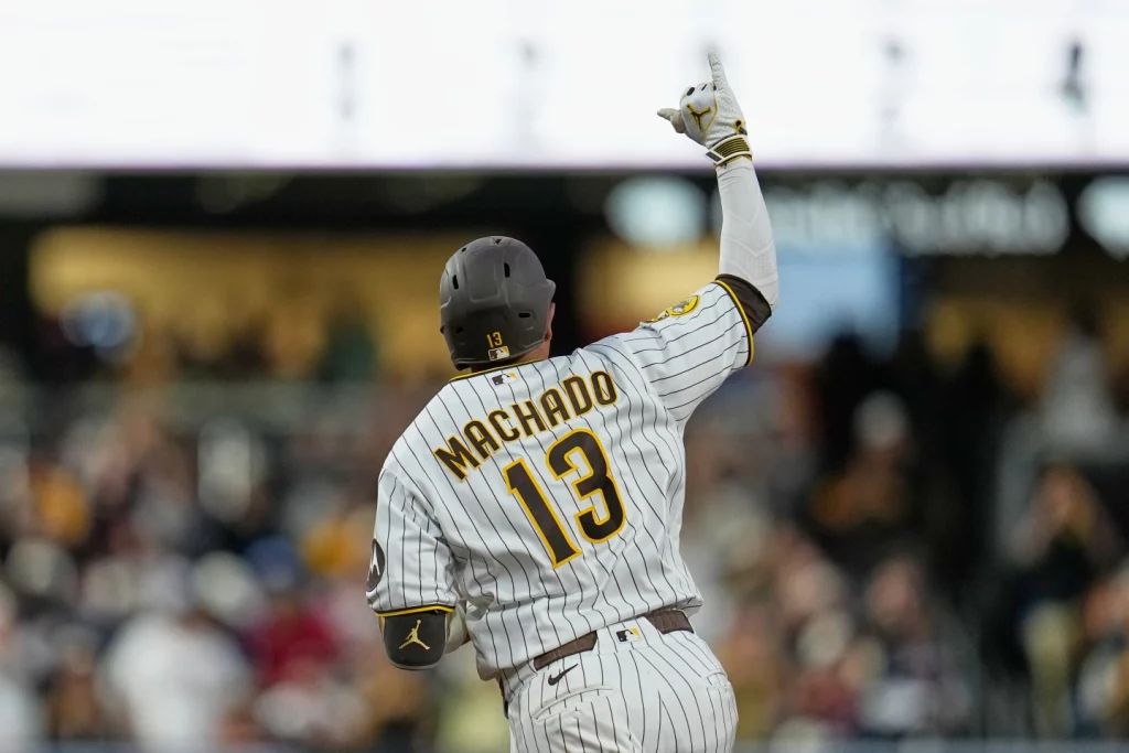 Machado responde con poder en un juego dominado por el pitcheo