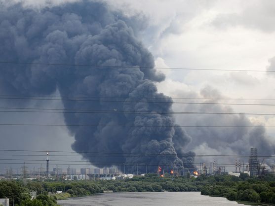 Drones impactan refinería y generan columnas de humo en Moscú