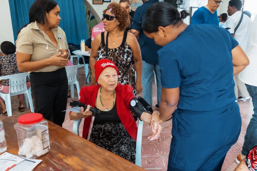 Más de 160 consultas, vacunas y ayudas alimentarias en Ciudad Colonial