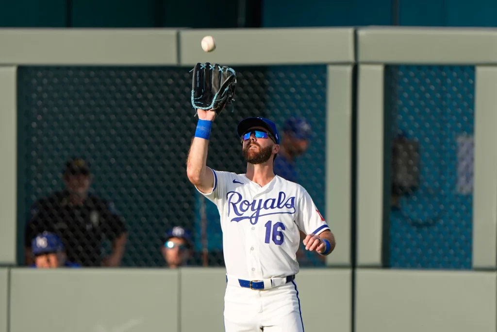 Royals reaccionan tarde pero no evitan la derrota