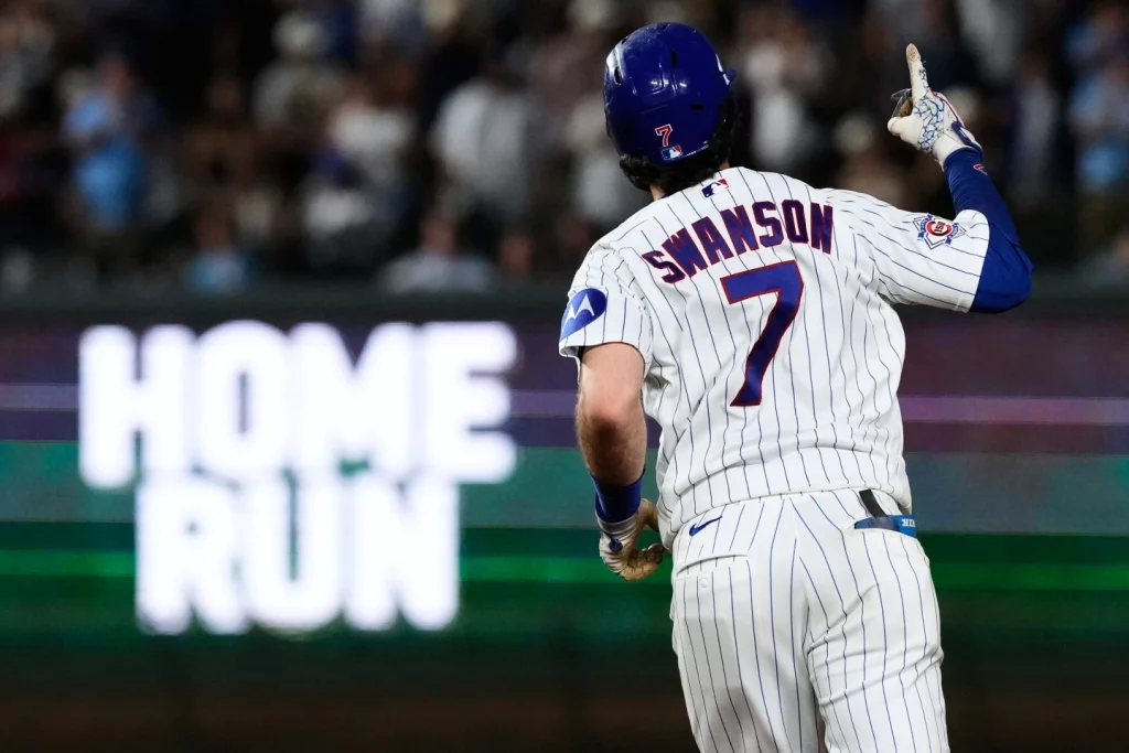 Swanson lidera la ofensiva de Cubs en un juego de poder extremo