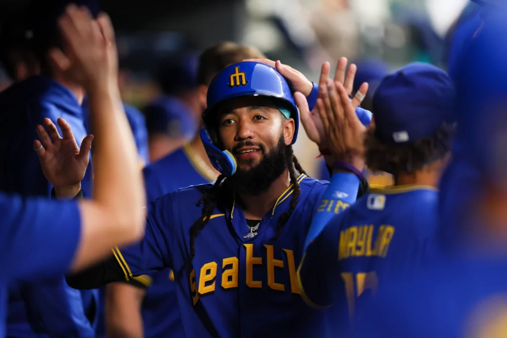 Mariners aseguran la barrida en juego cerrado y siguen en la pelea divisional