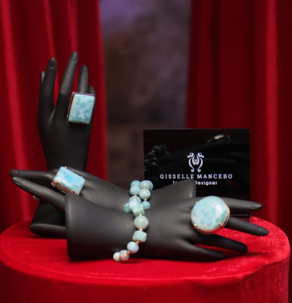 Colección explora las distintas tonalidades y formas del larimar