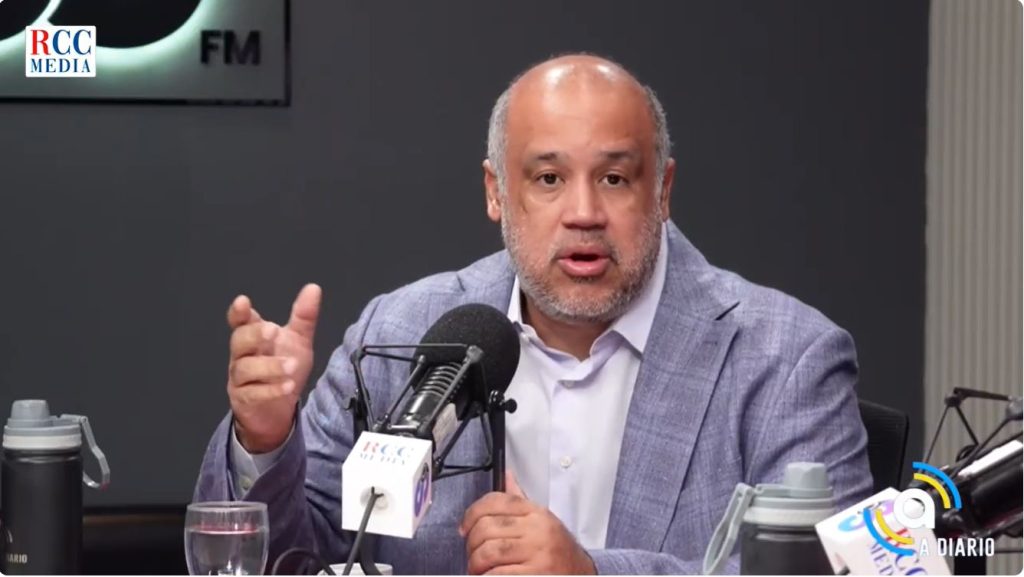 El abogado Miguel Valerio durante su participación en el programa A Diario, que se transmite por Space 89.3 FM, donde analizó el proceso de evaluación y selección de jueces de la SCJ por parte del CNM.
