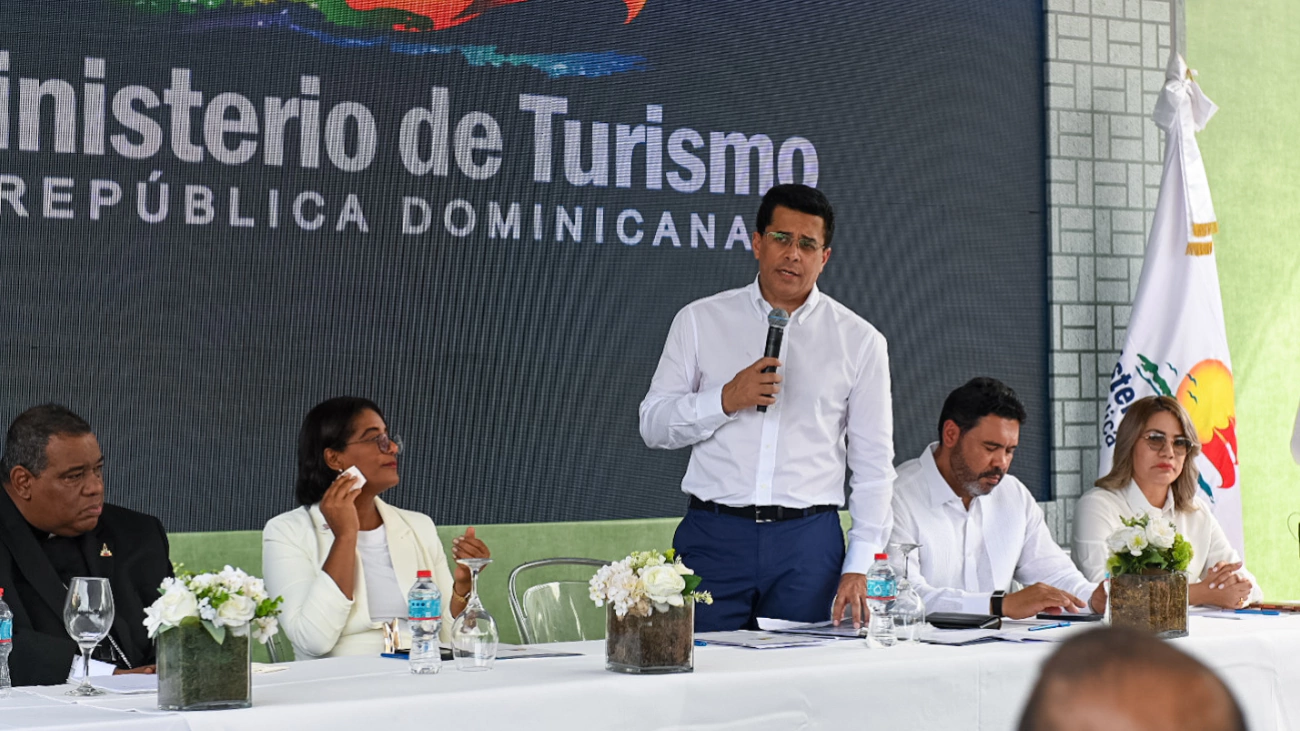Simbolos Patrops Rd Collado inaugura aceras de la Basílica de Higüey